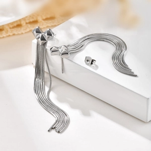 Détails de boucles d'oreilles cœur en argent avec de longues pampilles en chaîne serpent