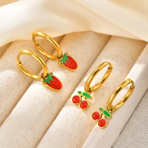Boucles d'oreilles créoles dorées en forme de fraise et cerise pour femme sur présentoir