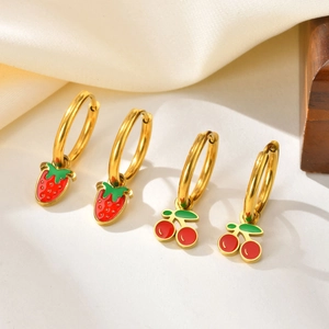 Boucles d'oreilles créoles dorées en acier inoxydable avec cerise et fraise