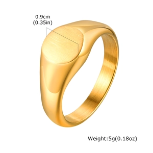Détails de la face brossée de 0,9 cm et du poids de 5g de la bague chevalière en acier doré
