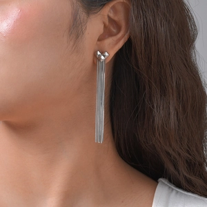 Boucles d'oreilles nœud en acier argenté avec longues chaînes serpent sur un modèle