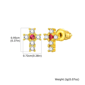 Boucles d'oreilles croix en cuivre doré avec zircons rouges et blancs sur fond blanc