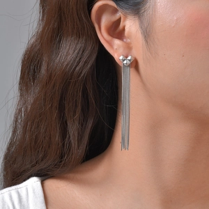 Boucles d'oreilles cœur en acier inoxydable argenté avec longues franges sur un modèle