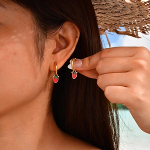Boucles d'oreilles créoles fraises en émail rouge et acier doré pour les vacances d'été