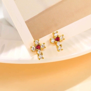 Boucles d'oreilles croix dorées avec pierre centrale rouge rubis et accents en zircon