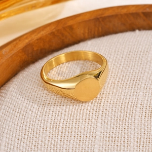 Bague chevalière ronde polie pour femme en acier inoxydable au design minimaliste