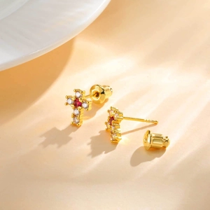 Boucles d'oreilles croix dorées avec zircons transparents et rouge rubis