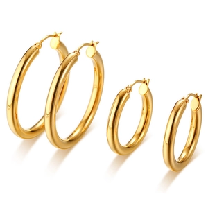 Minimalistische goldene Creolen aus Edelstahl in zwei Größen mit poliertem Spiegelglanz-Finish