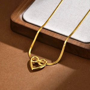Collier Pendentif Cœur Infini en Acier Inoxydable pour Femme Plaqué Or 18K Chaîne Serpent Minimaliste Bijoux de Mode Collier Clavicule