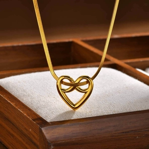Collier en acier inoxydable plaqué or 18 carats avec pendentif cœur torsadé et signe infini