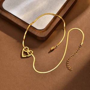 Collier cœur en acier inoxydable doré 18 carats avec symbole infini sur fond marron