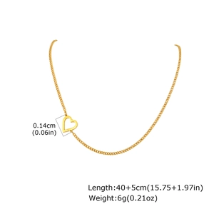 Dettaglio della collana con pendente a cuore dorato cavo con misure 40+5cm e peso 6g