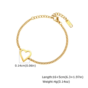 Vista dettagliata del bracciale a cuore dorato con incisione K18 e catena regolabile
