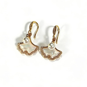 Boucles d'oreilles feuilles de ginkgo dorées avec nacre, perles blanches et cristaux brillants