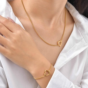 Elegante set di gioielli in acciaio inossidabile dorato con catena e ciondolo cuore
