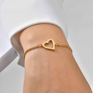 Bracciale minimalista in acciaio inossidabile dorato con ciondolo a cuore al polso