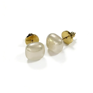 Elegant retro gold plated square pearl stud earrings for women in French vintage style