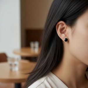 Élégantes boucles d'oreilles rondes plaquées or avec pierre noire et halo de diamants