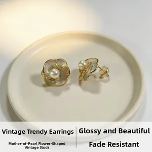Vue détaillée des boucles d'oreilles vintage avec fleurs en nacre et perle centrale
