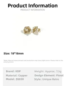 Détail de boucles d'oreilles camélia rétro en émail avec perle et dorure à l'or