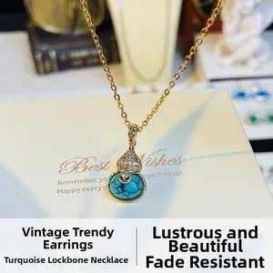 Détail du collier pendentif gourde en turquoise dorée avec incrustation de zircons