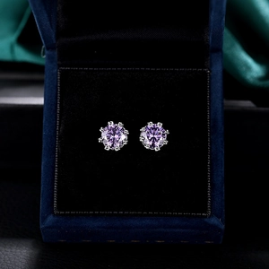 Boucles d'oreilles élégantes avec cristal violet rond et monture en métal argenté