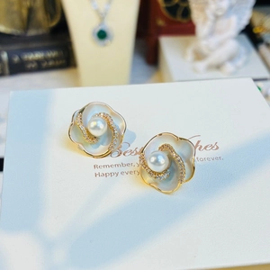 Boucles D'oreilles Puces Camélia Vintage Avec Künstliche Perle De Coquillage Et Strass Cuivre Plaqué Or Bijoux Élégants