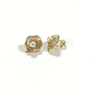 Boucles d'oreilles camélia vintage avec perles et dorure pour un style raffiné