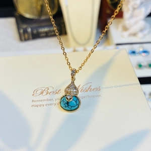 Collier Pendentif Calebasse en Turquoise et Cuivre Plaqué Or pour Femme Chaîne de Clavicule avec Strass Incrustés Bijoux