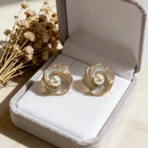 Boucles d'oreilles camélia rétro en nacre et perles avec placage or et zircons