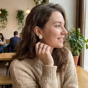 Boucles d'oreilles camélia vintage et ensemble de bagues argentées minimalistes