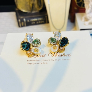 Vintage Flower Stud Earrings Gold Plated Copper Crystal Artificial Pearl Petal Earrings For Women Elegant Chic Jewelry For Banquet