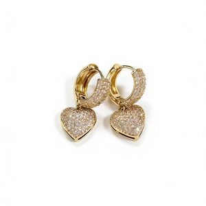 Eleganti orecchini a cuore dorati con zirconi micro-pave su sfondo bianco