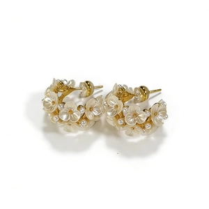 Elegant C-shaped earrings with mother-of-pearl flowers and white pearls in gold plating