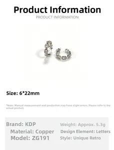 Vue macro des boucles d'oreilles créoles maillon en cuivre doré blanc et zircons blancs