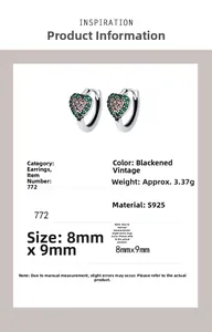 Détail des boucles d'oreilles cœur en argent S925 avec zircons verts et fini vintage