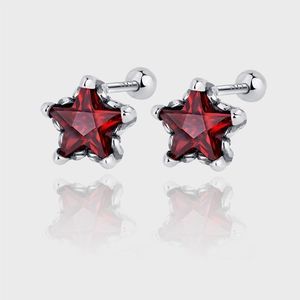 Détail macro de boucles d'oreilles étoile rouge en argent S925 avec fermoir boule