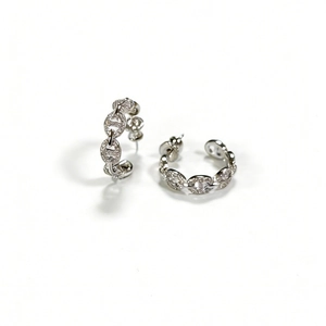 Gros plan de boucles d'oreilles argentées en C avec strass pavés et design maillon