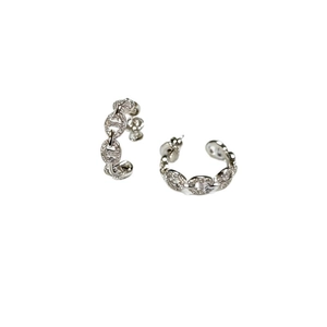 Boucles d'oreilles créoles C en argent avec zircons pavés au design de chaîne classique