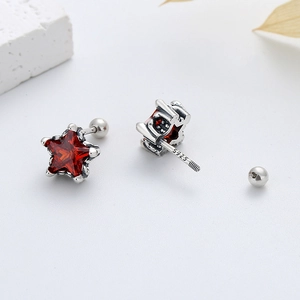 Détail de la boucle d'oreille étoile en argent S925 avec zircon rouge et fermoir à vis