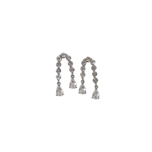 Boucles d'oreilles double goutte d'eau avec diamants de carbone et glands argentés