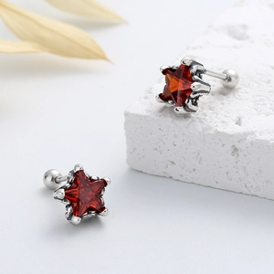 Détail du clou d'oreille étoile en argent 925 vintage avec pierre de zircon rouge