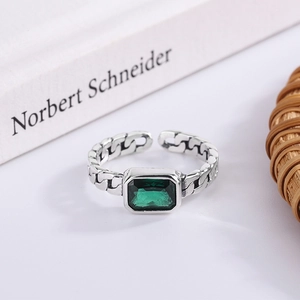 Retro 925 silver open ring featuring a vintage chain band and emerald green square zircon