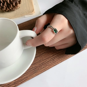 Vintage 925 sterling silver chain ring featuring a square emerald-colored zircon stone