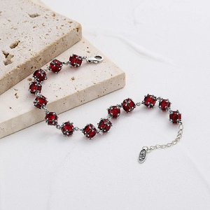 Bracelet en argent S925 poli avec pierres précieuses rouges et fermoir mousqueton