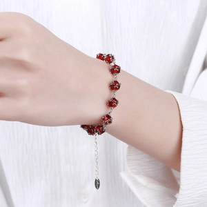 Détail du bracelet en argent sterling S925 avec breloques en cristal rouge facetté et ajustable