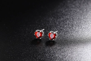 Macro di orecchini a lobo a cuore in argento 925 con gemme rosso intenso