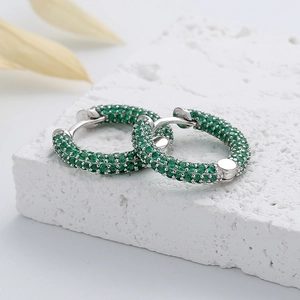 Détails des créoles en C en argent sterling S925 avec zircons verts incrustés