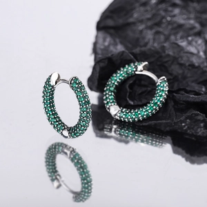 Boucles d'oreilles créoles C en argent 925 avec zircons verts sertis en pavé chic