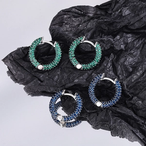 Détail des boucles d'oreilles en argent 925 avec zircons vert émeraude et bleu saphir sertis